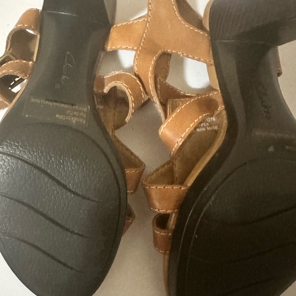 New Clarks. Size 7 Sandals. Tan and orange. - Picture 5 of 6